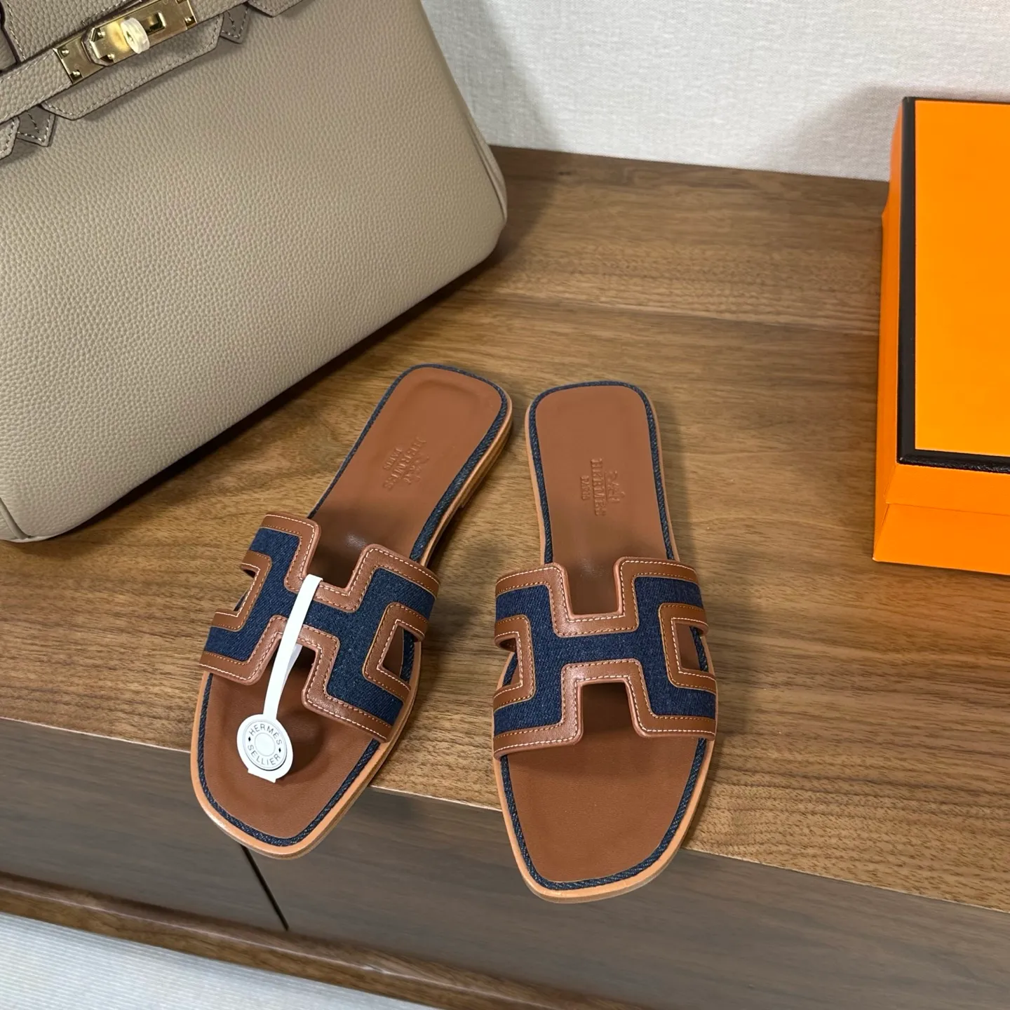 👟👟Ex-factory price 440👟👟 Hermes Hermes H slippers Oasis sandals series——————————Fashionable and versatile Super comfortable Every detail is made to the extreme Original swift calfskin Original 1:1 exclusive private mold upper/original leather outsole ▪️Packaging: Each pair of shoes comes with packaging ▪️SIZE: 35~42 (.40.41.42 customization is non-refundable and non-exchangeable)